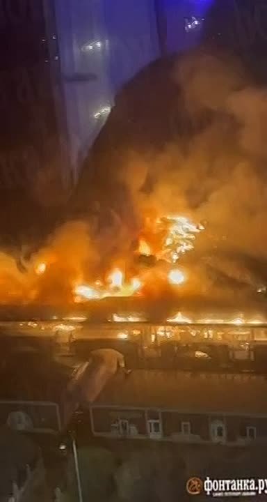 Один человек погиб в результате сильного пожара на рынке в Петербурге