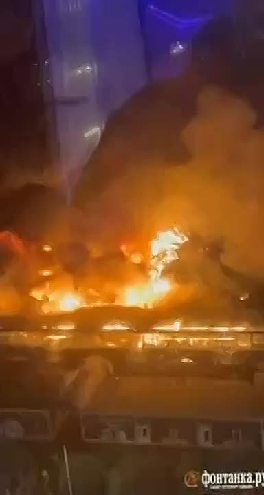 Пожар охватил здание Правобережного рынка в Петербурге
