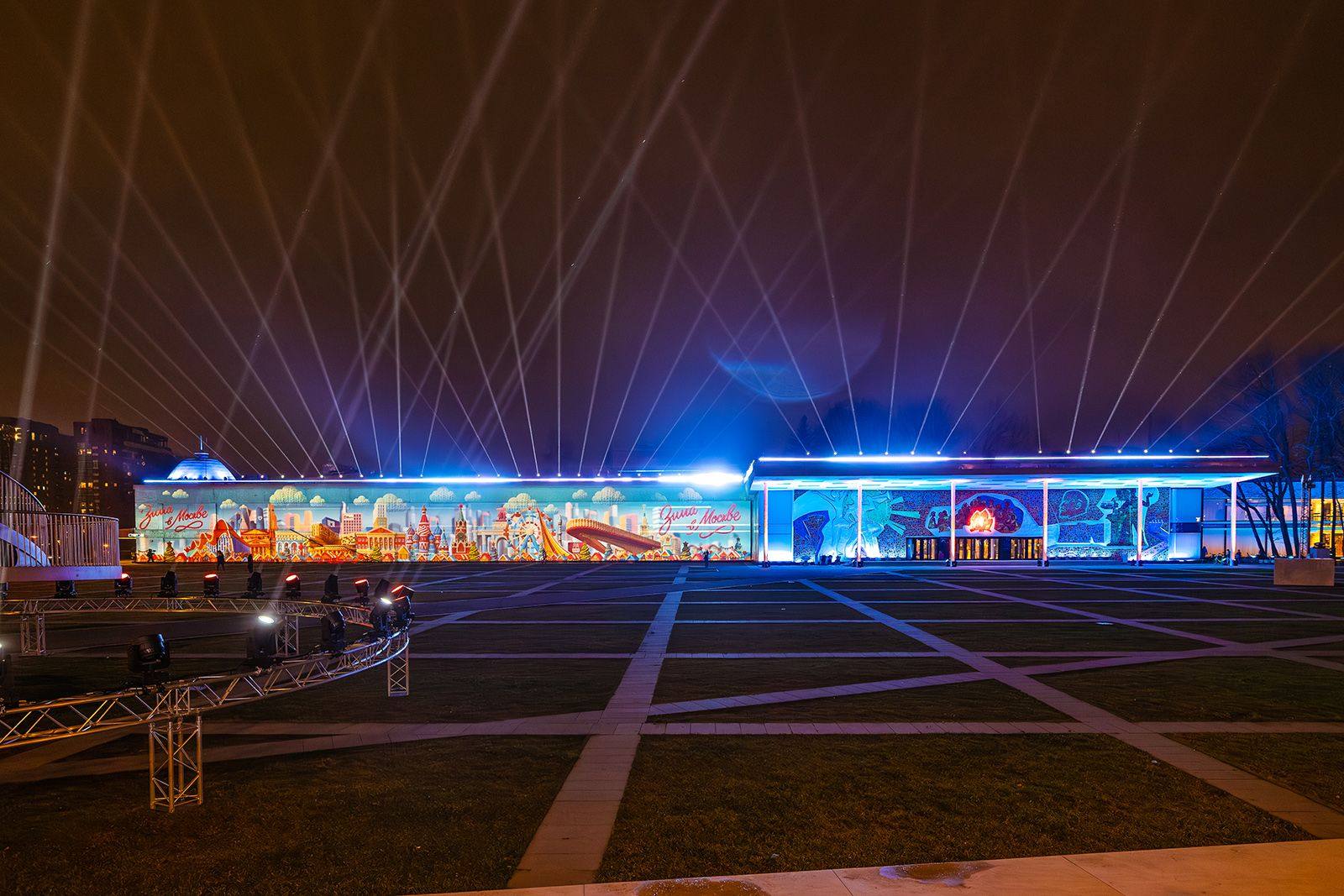 На Воробьевых горах открылась одна из главных площадок проекта «Зима в Москве» На Воробьевых горах открылась одна из главных площадок проекта «Зима в Москве»