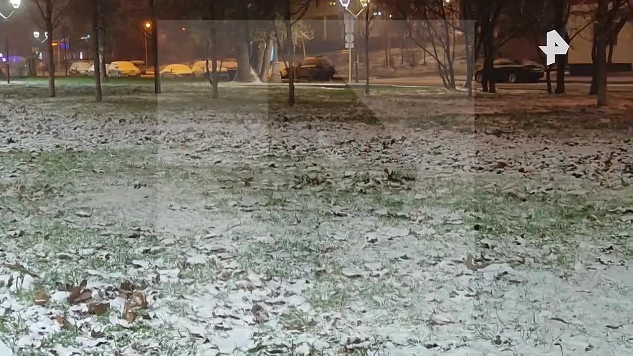 Зеленая трава наконец "укрылась" снегом в Москве