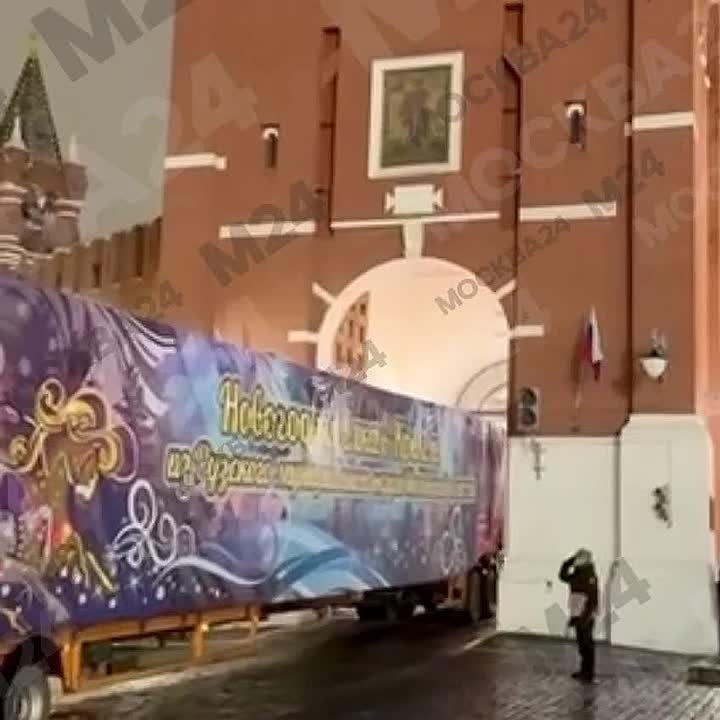 Под бой курантов главная новогодняя ёлка России въехала в Кремль через Спасские ворота