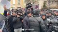 «Наш крест — наша сила!». Митинг у посольства Армении проходит в Москве на фоне визита Пашиняна на заседание ЕАЭС