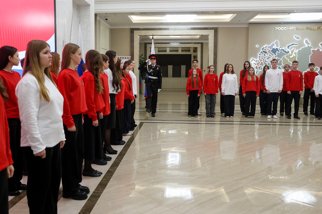 Представитель МВД России вручил школьникам из разных регионов страны первые паспорта в рамках Всероссийской программы «Мы – граждане России!» Представитель МВД России вручил школьникам из разных регионов страны первые паспорта в рамках Всероссийской программы «Мы – граждане России!»