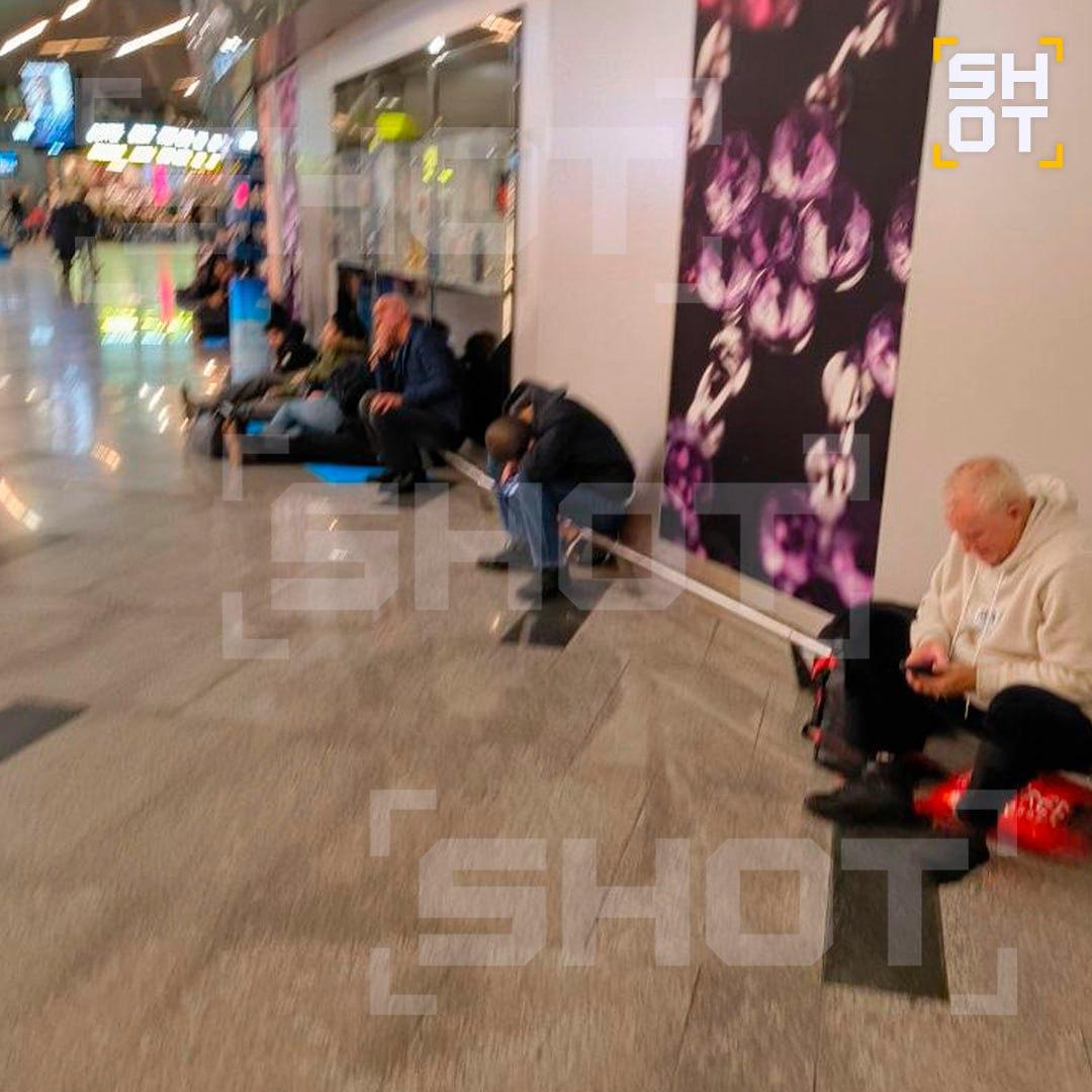 Массовая отмена рейсов во Внуково: пассажиры спят на полу Массовая отмена рейсов во Внуково: пассажиры спят на полу