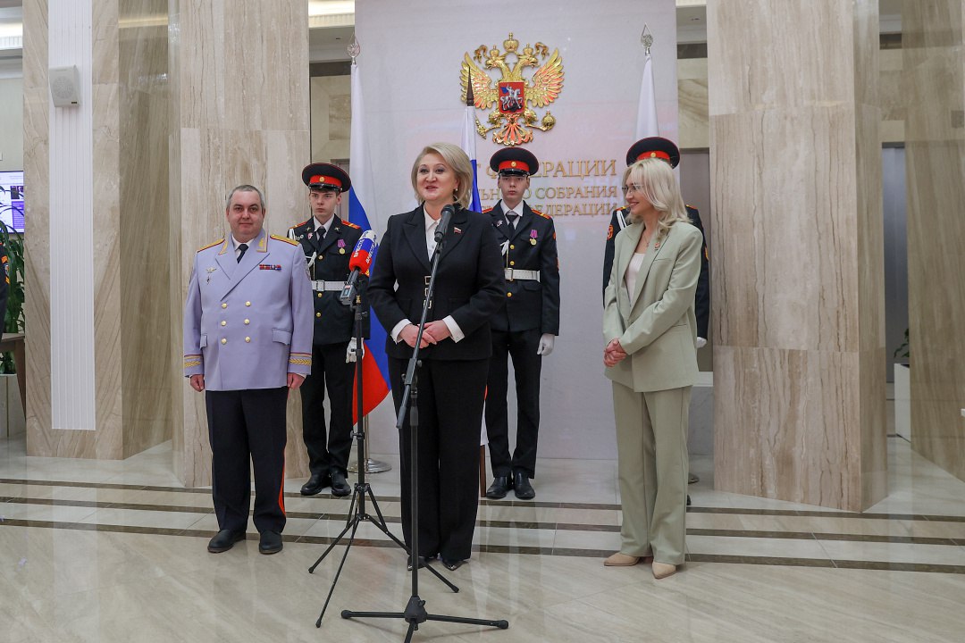 Представитель МВД России вручил школьникам из разных регионов страны первые паспорта в рамках Всероссийской программы «Мы – граждане России!» Представитель МВД России вручил школьникам из разных регионов страны первые паспорта в рамках Всероссийской программы «Мы – граждане России!»