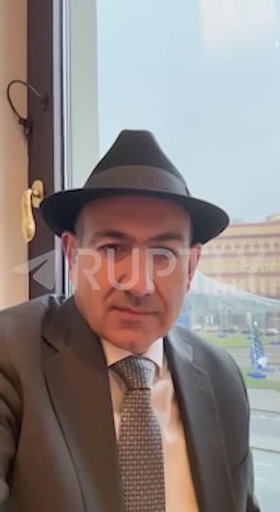 Москва, 11 декабря. Обстановка: премьер Армении Пашинян шлет сердечки под «Ласковый май» — на фоне главного здания ФСБ на Лубянке