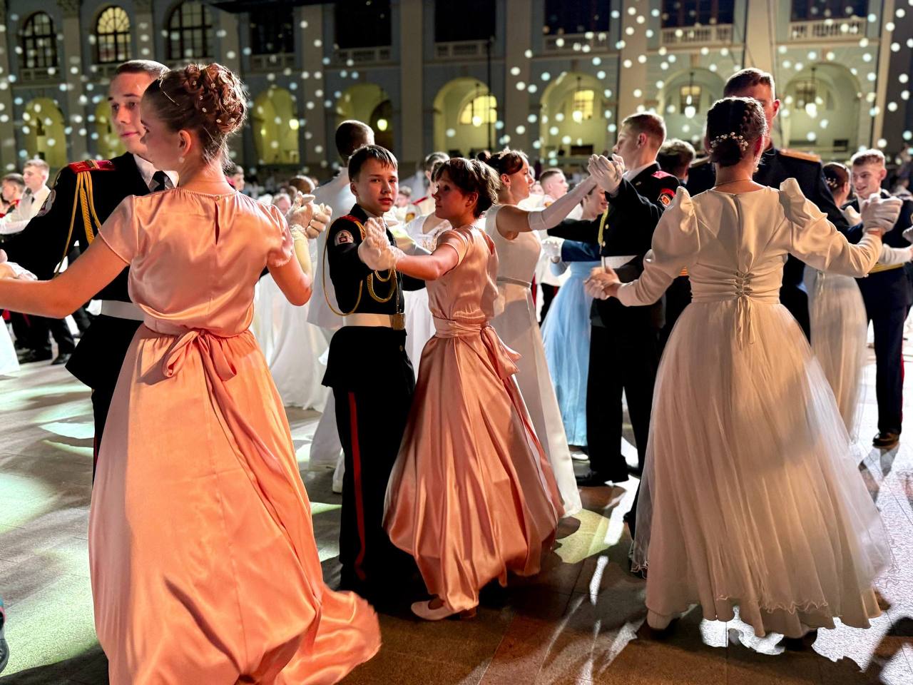 Директор Учебно-методического центра военно-патриотического воспитания молодежи «Авангард», член комиссии МГД по спорту и молодежной политике Дарья Борисова (фракция партии «Единая Россия») передала организаторам и... Директор Учебно-методического центра военно-патриотического воспитания молодежи «Авангард», член комиссии МГД по спорту и молодежной политике Дарья Борисова (фракция партии «Единая Россия») передала организаторам и...