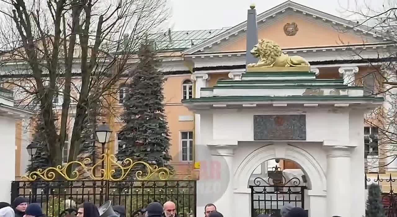 WarGonzo: Армяне встречают Пашиняна в Москве митингами