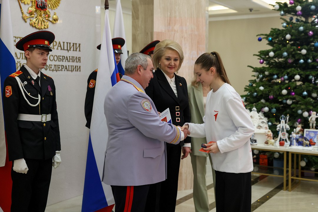 Представитель МВД России вручил школьникам из разных регионов страны первые паспорта в рамках Всероссийской программы «Мы – граждане России!» Представитель МВД России вручил школьникам из разных регионов страны первые паспорта в рамках Всероссийской программы «Мы – граждане России!»