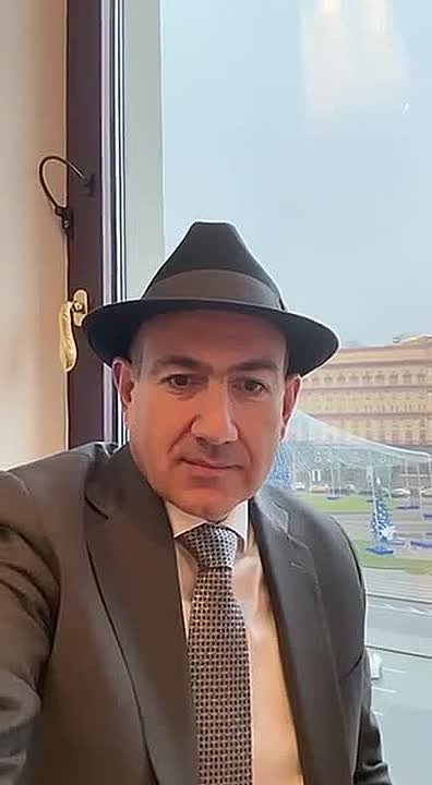 Премьер-министр Армении сегодня в очень миролюбивом настроении — Никол Пашинян снял видео под песню Юры Шатунова на фоне здания ФСБ на Лубянке и показал всем сердечко
