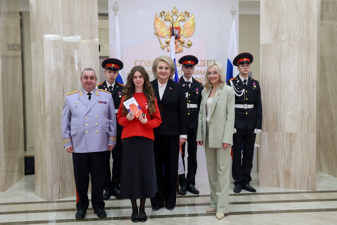 Представитель МВД России вручил школьникам из разных регионов страны первые паспорта в рамках Всероссийской программы «Мы – граждане России!» Представитель МВД России вручил школьникам из разных регионов страны первые паспорта в рамках Всероссийской программы «Мы – граждане России!»