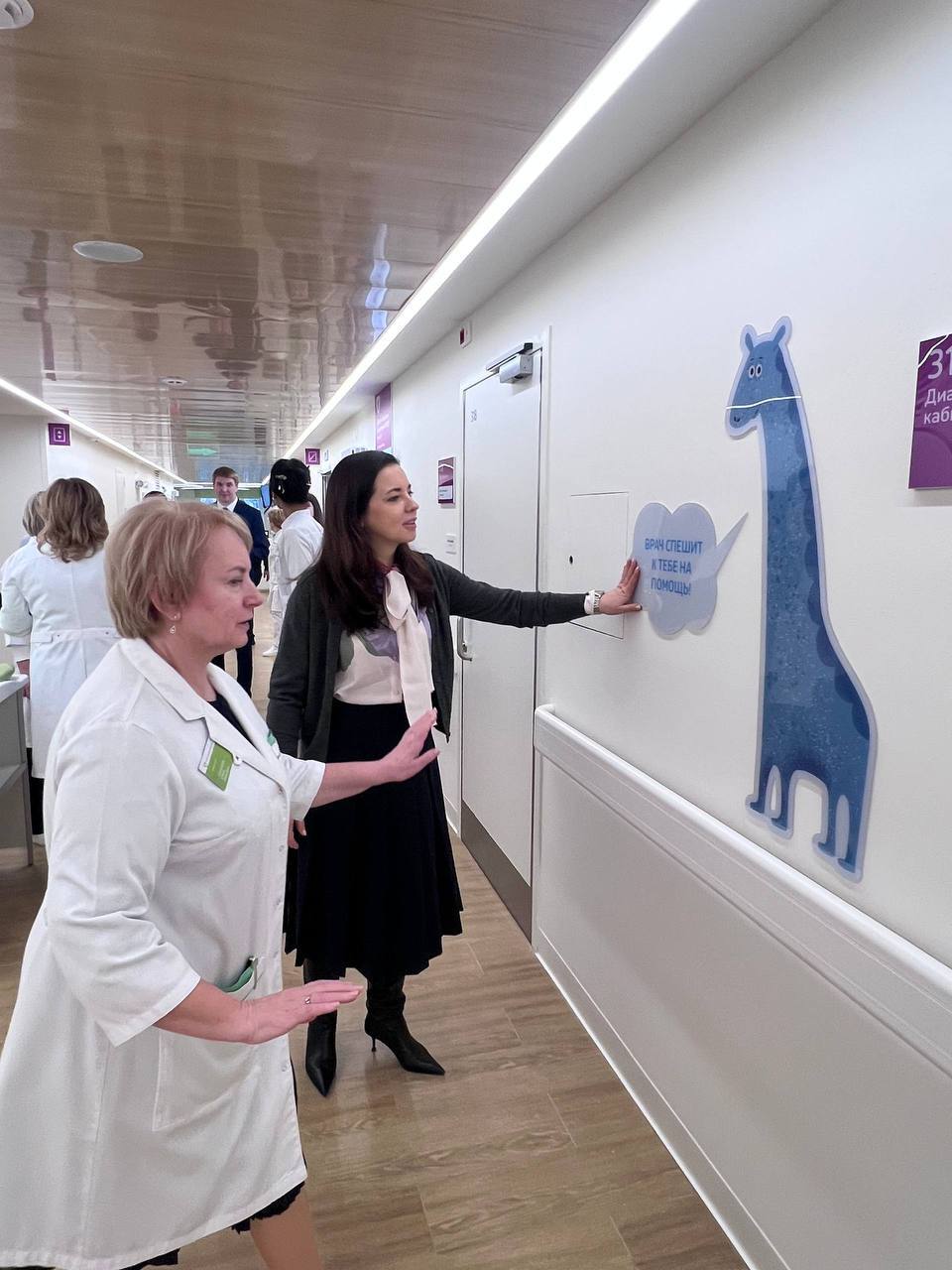 Руководитель постоянного депутатского объединения «ЛДПР», заместитель председателя комиссии МГД по экономической и социальной политике Мария Воропаева посетила открывшуюся в Солнцеве после полной реконструкции детскую... Руководитель постоянного депутатского объединения «ЛДПР», заместитель председателя комиссии МГД по экономической и социальной политике Мария Воропаева посетила открывшуюся в Солнцеве после полной реконструкции детскую...