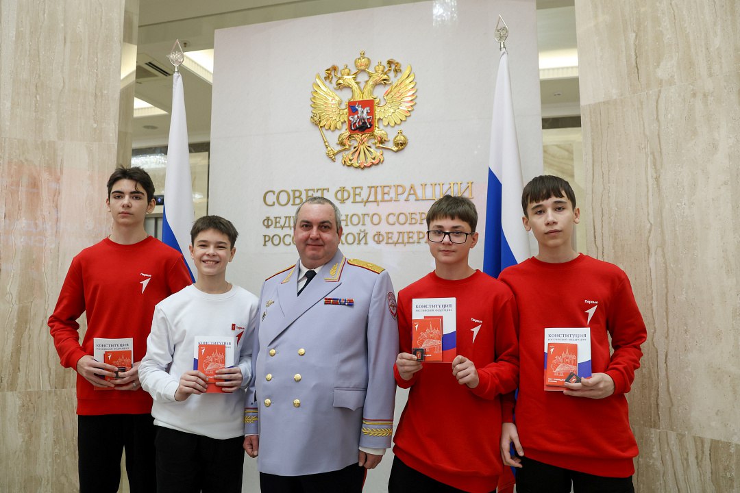 Представитель МВД России вручил школьникам из разных регионов страны первые паспорта в рамках Всероссийской программы «Мы – граждане России!» Представитель МВД России вручил школьникам из разных регионов страны первые паспорта в рамках Всероссийской программы «Мы – граждане России!»