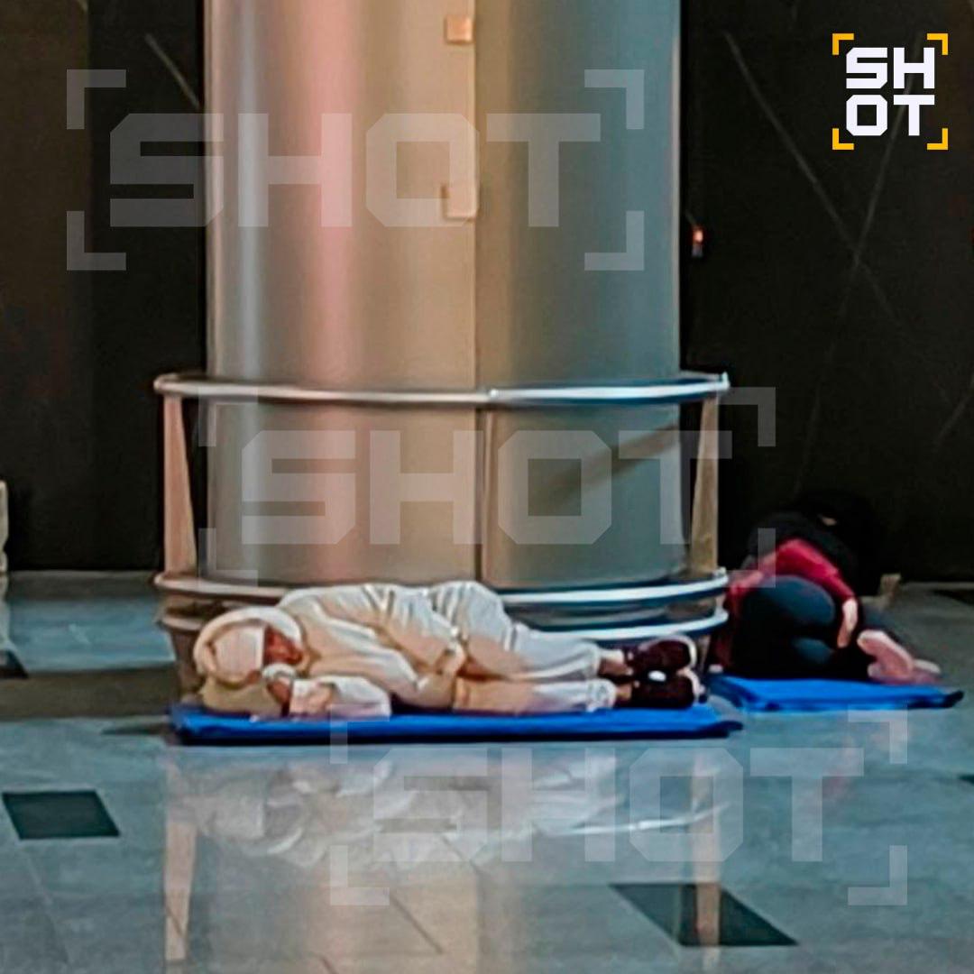 Массовая отмена рейсов во Внуково: пассажиры спят на полу Массовая отмена рейсов во Внуково: пассажиры спят на полу