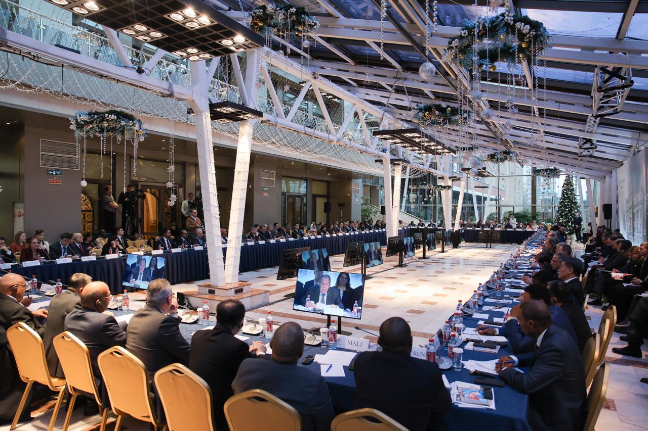 11 декабря Министр иностранных дел Российской Федерации С.В.Лавров выступил на «круглом столе» по теме «Украинский кризис. Дипломатия и перспективы урегулирования», организованном Дипломатической академией МИД России, в... 11 декабря Министр иностранных дел Российской Федерации С.В.Лавров выступил на «круглом столе» по теме «Украинский кризис. Дипломатия и перспективы урегулирования», организованном Дипломатической академией МИД России, в...