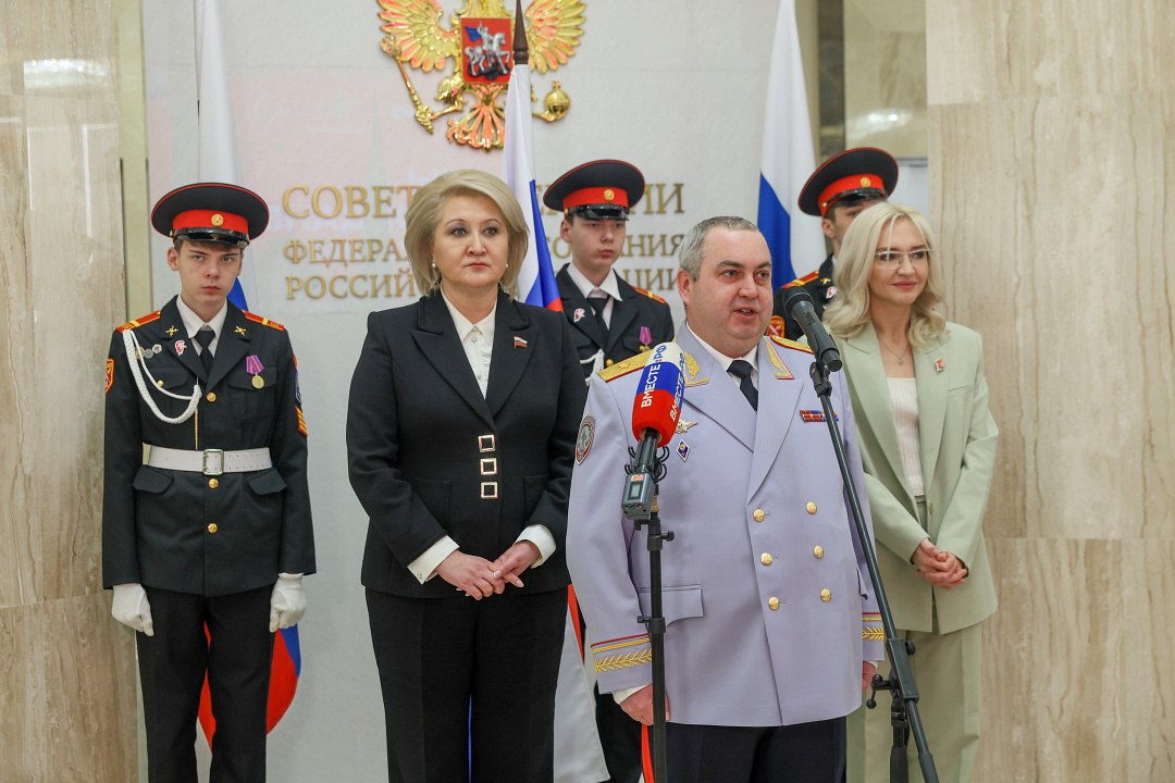 Представитель МВД России вручил школьникам из разных регионов страны первые паспорта в рамках Всероссийской программы «Мы – граждане России!» Представитель МВД России вручил школьникам из разных регионов страны первые паспорта в рамках Всероссийской программы «Мы – граждане России!»