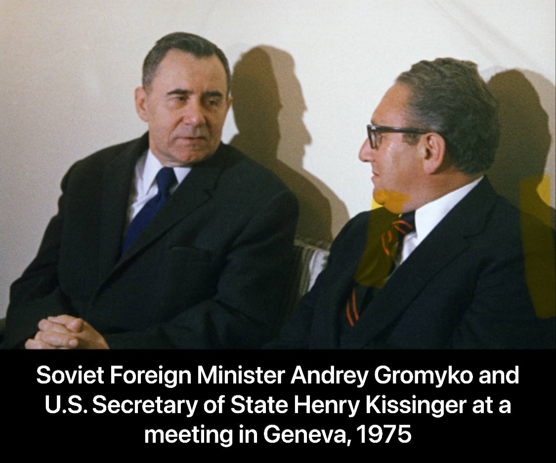 Атлантический совет недавно опубликовал статью Роберта Хорматса, бывшего заместителя госсекретаря США по экономическим, энергетическим и экологическим вопросам, под названием "Что бы Киссинджер сделал с Путиным и Украиной"