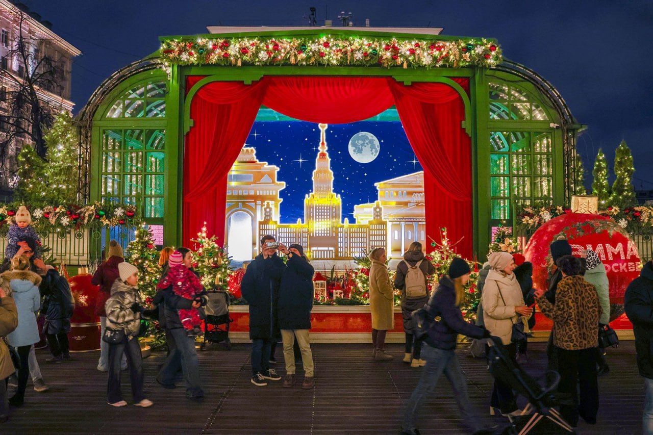 Выпавший ночью снег напомнил нам, что на календаре уже зима, а мы напоминаем: в столице стартовал масштабный фестиваль «Путешествие в Рождество»! Выпавший ночью снег напомнил нам, что на календаре уже зима, а мы напоминаем: в столице стартовал масштабный фестиваль «Путешествие в Рождество»!