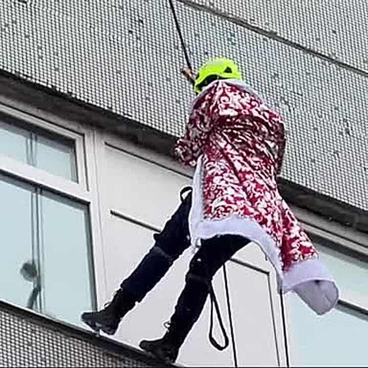 Волшебство для маленьких пациентов! 40 Дедов Морозов и Снегурочек постучались в окна Российской детской клинической больницы имени Пирогова, чтобы поздравить ребят с наступающими праздниками