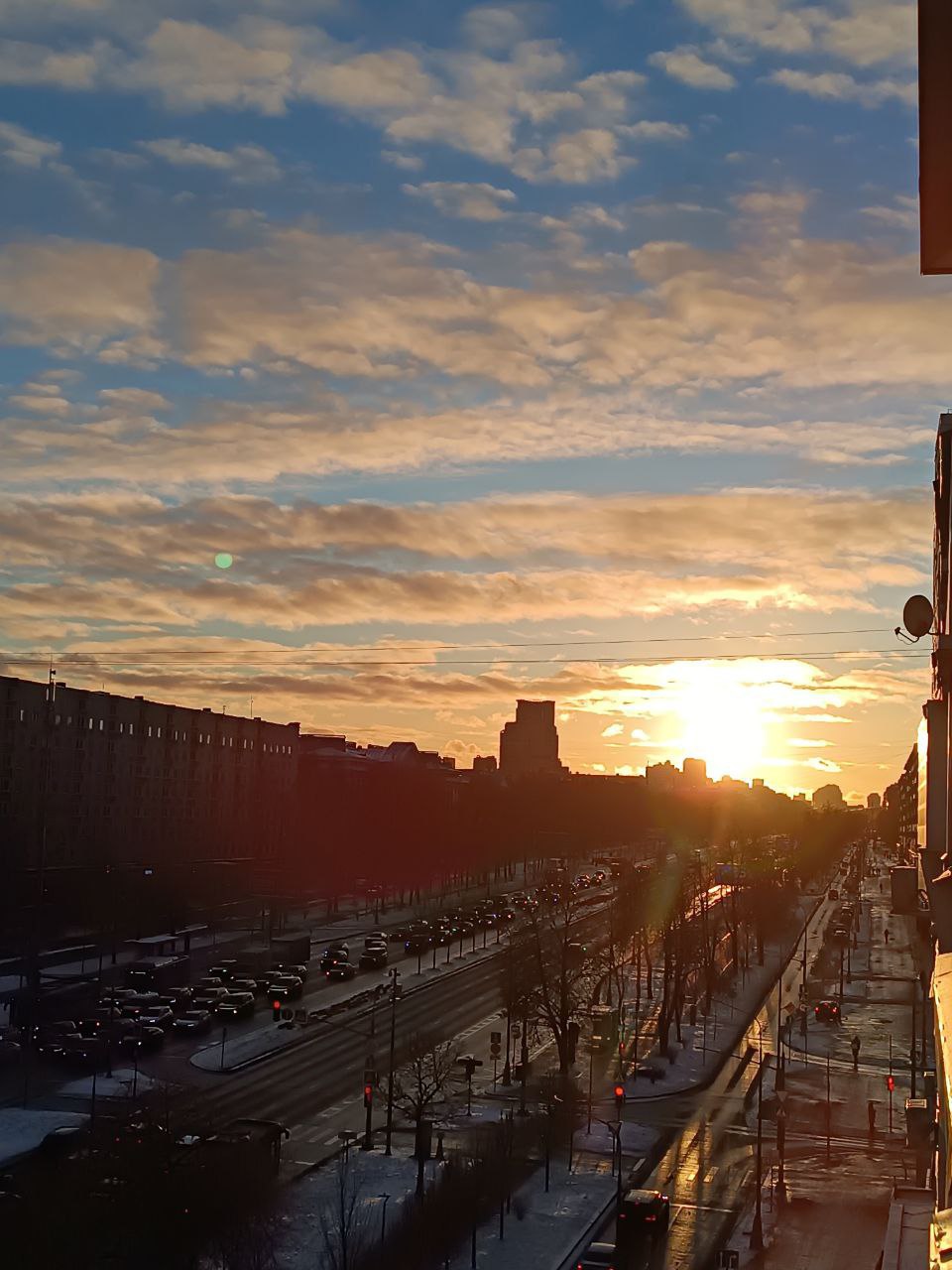 Сегодняшний вечер подарил москвичам яркий «мандариновый» закат Сегодняшний вечер подарил москвичам яркий «мандариновый» закат