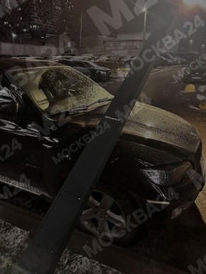 В ЖК «Люберецкий» электрический столб уже больше суток лежит на автомобиле под напряжением