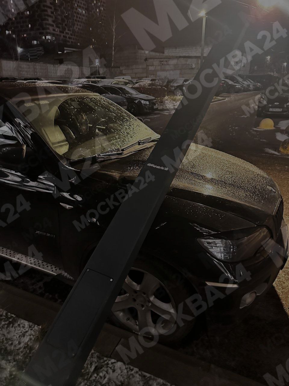 В ЖК «Люберецкий» электрический столб уже больше суток лежит на автомобиле под напряжением