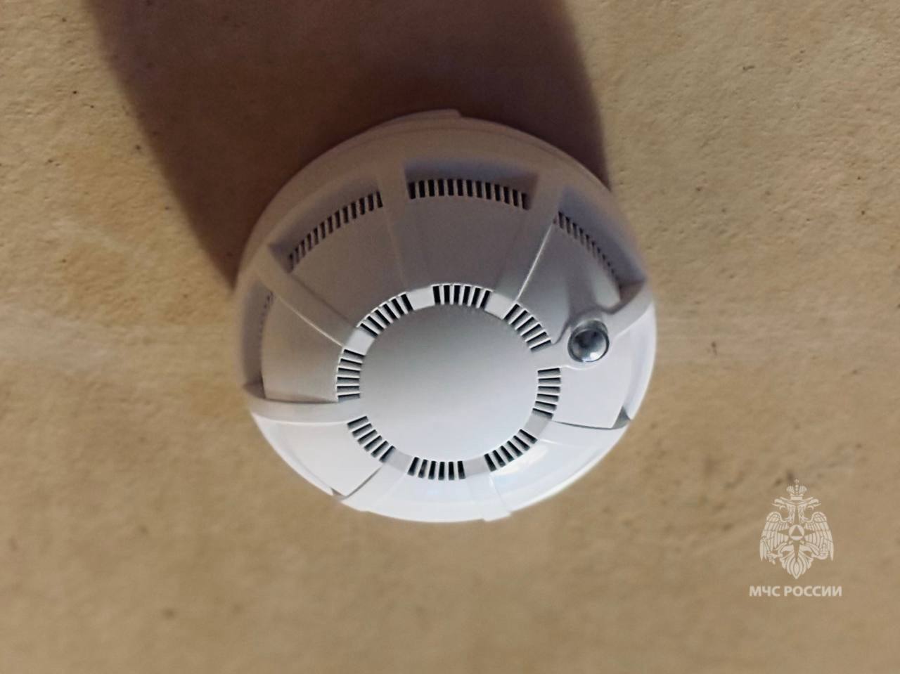 Безопасность в каждый дом. В районе Черемушки сотрудники 2 РОНПР Управления по ЮЗАО ГУ МЧС России по г. Москве совместно с Жилищником района провели акцию по установке пожарных извещателей в многоквартирных домах для... Безопасность в каждый дом. В районе Черемушки сотрудники 2 РОНПР Управления по ЮЗАО ГУ МЧС России по г. Москве совместно с Жилищником района провели акцию по установке пожарных извещателей в многоквартирных домах для...