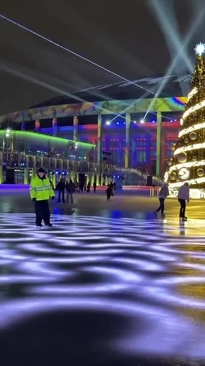 А вы вообще видели, НАСКОЛЬКО красиво на катке в «Лужниках»? Это сказка какая-то, реально