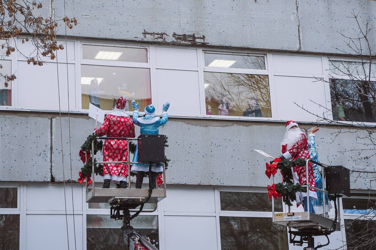 Новогоднее волшебство стучится в двери… и в окна тоже! Новогоднее волшебство стучится в двери… и в окна тоже!