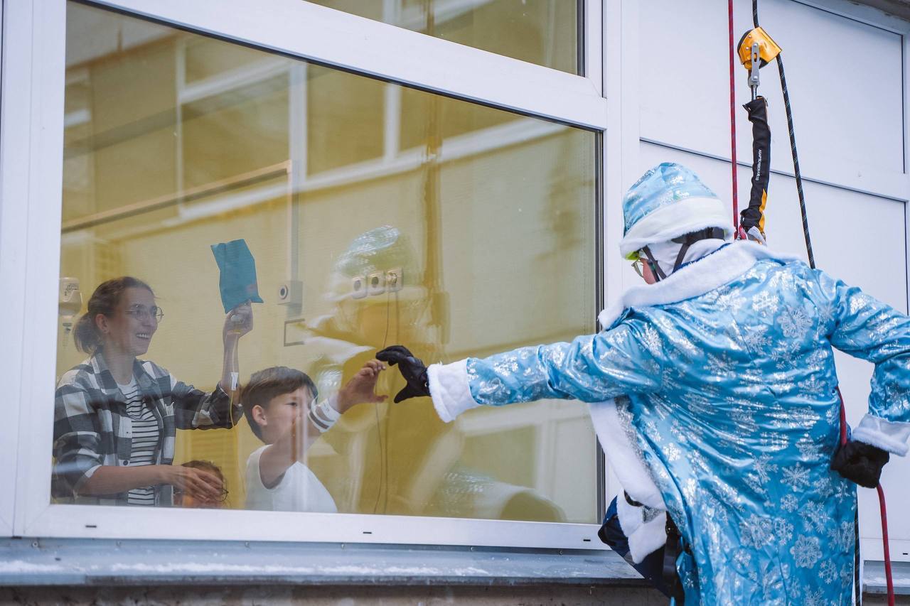 Новогоднее волшебство стучится в двери… и в окна тоже!