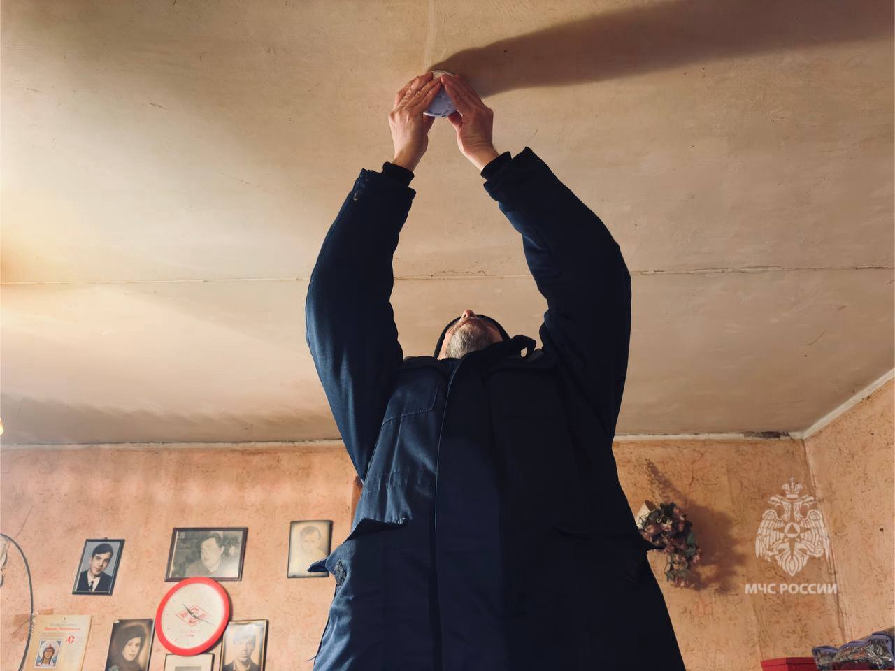 Безопасность в каждый дом. В районе Черемушки сотрудники 2 РОНПР Управления по ЮЗАО ГУ МЧС России по г. Москве совместно с Жилищником района провели акцию по установке пожарных извещателей в многоквартирных домах для... Безопасность в каждый дом. В районе Черемушки сотрудники 2 РОНПР Управления по ЮЗАО ГУ МЧС России по г. Москве совместно с Жилищником района провели акцию по установке пожарных извещателей в многоквартирных домах для...