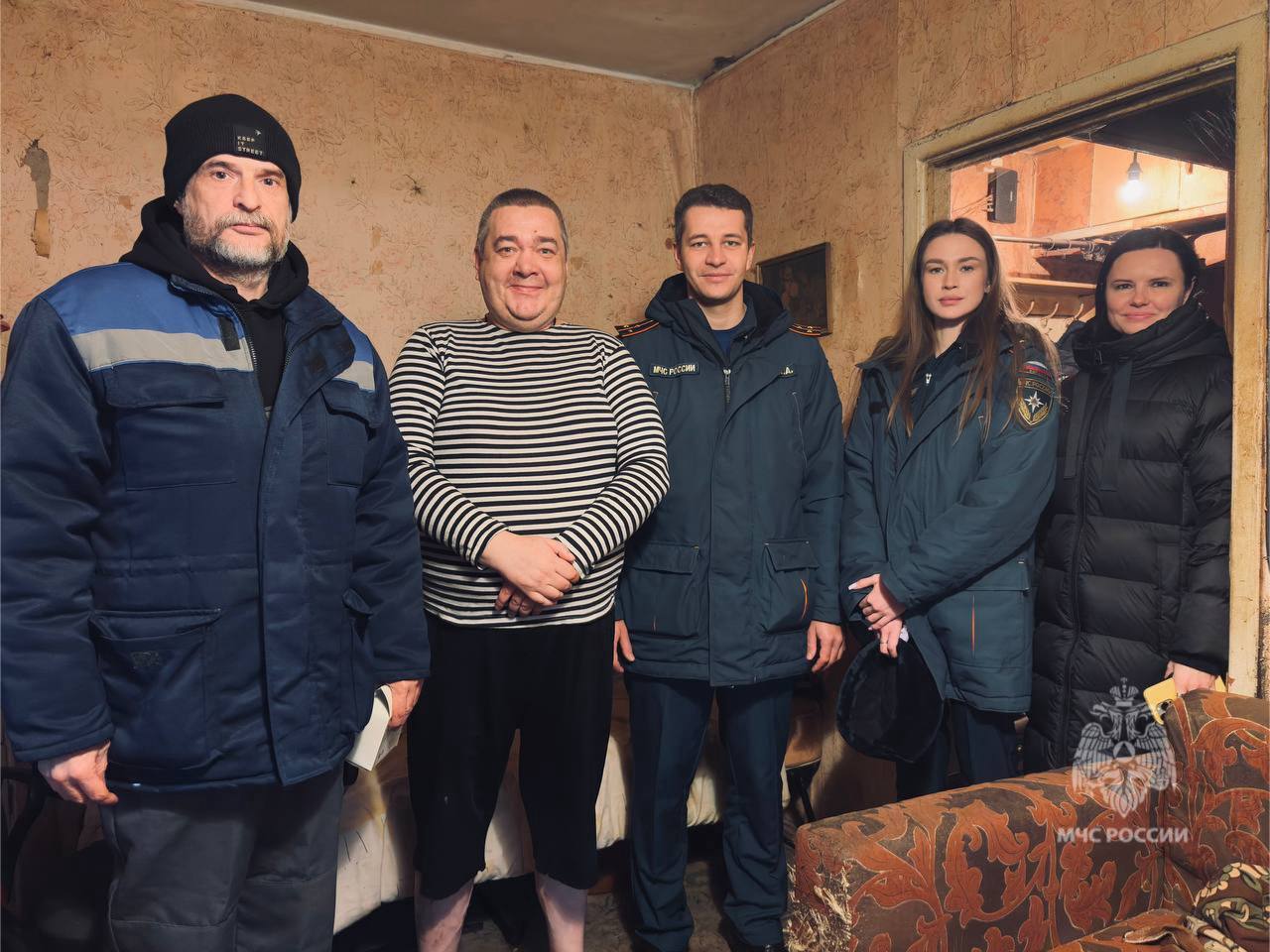 Безопасность в каждый дом. В районе Черемушки сотрудники 2 РОНПР Управления по ЮЗАО ГУ МЧС России по г. Москве совместно с Жилищником района провели акцию по установке пожарных извещателей в многоквартирных домах для...