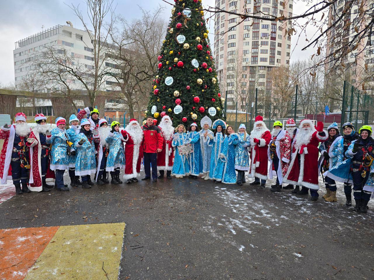 Новогоднее волшебство стучится в двери… и в окна тоже! Новогоднее волшебство стучится в двери… и в окна тоже!