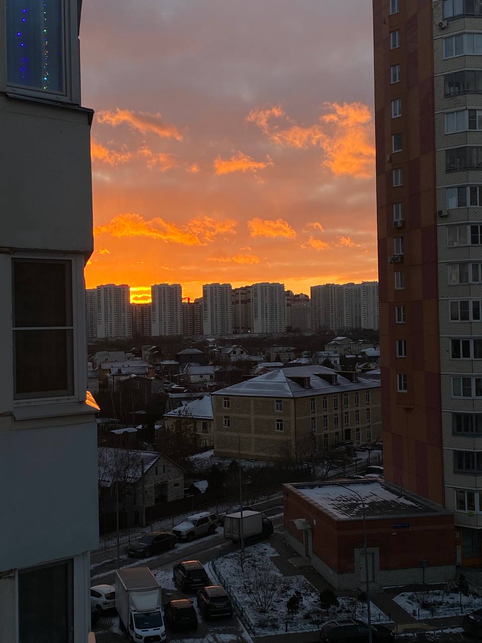 Сегодняшний вечер подарил москвичам яркий «мандариновый» закат Сегодняшний вечер подарил москвичам яркий «мандариновый» закат