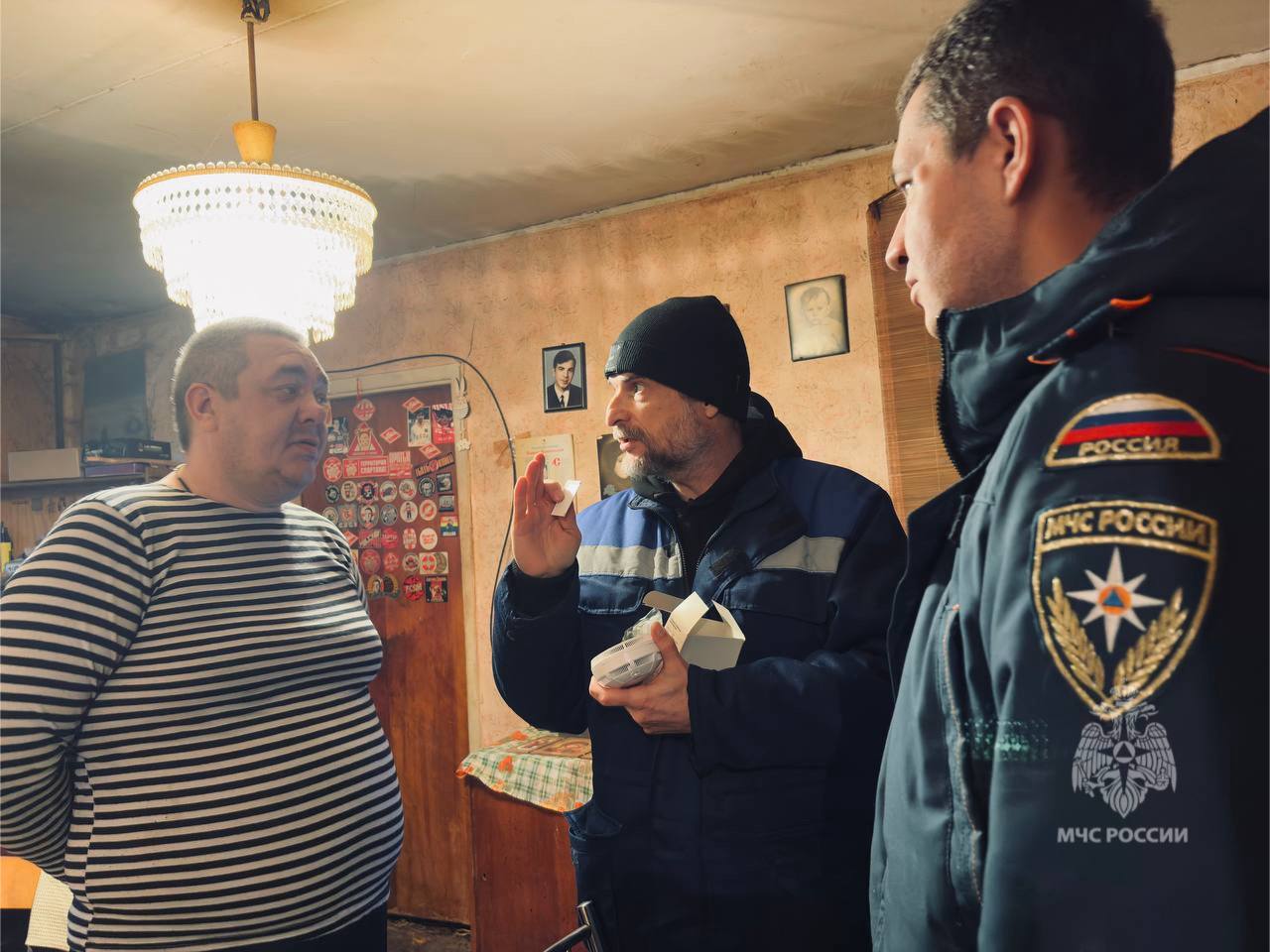 Безопасность в каждый дом. В районе Черемушки сотрудники 2 РОНПР Управления по ЮЗАО ГУ МЧС России по г. Москве совместно с Жилищником района провели акцию по установке пожарных извещателей в многоквартирных домах для... Безопасность в каждый дом. В районе Черемушки сотрудники 2 РОНПР Управления по ЮЗАО ГУ МЧС России по г. Москве совместно с Жилищником района провели акцию по установке пожарных извещателей в многоквартирных домах для...