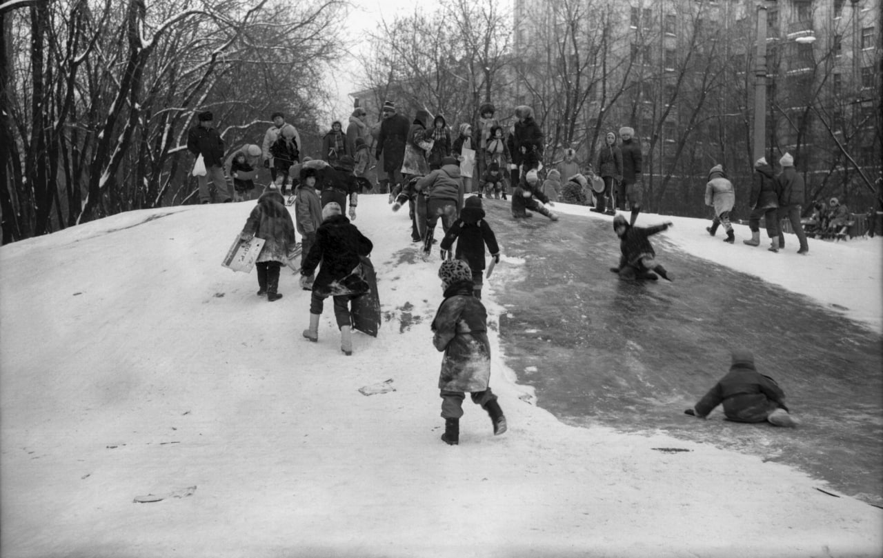 Фотофакт: Дети на ледяной горке в одном из дворов