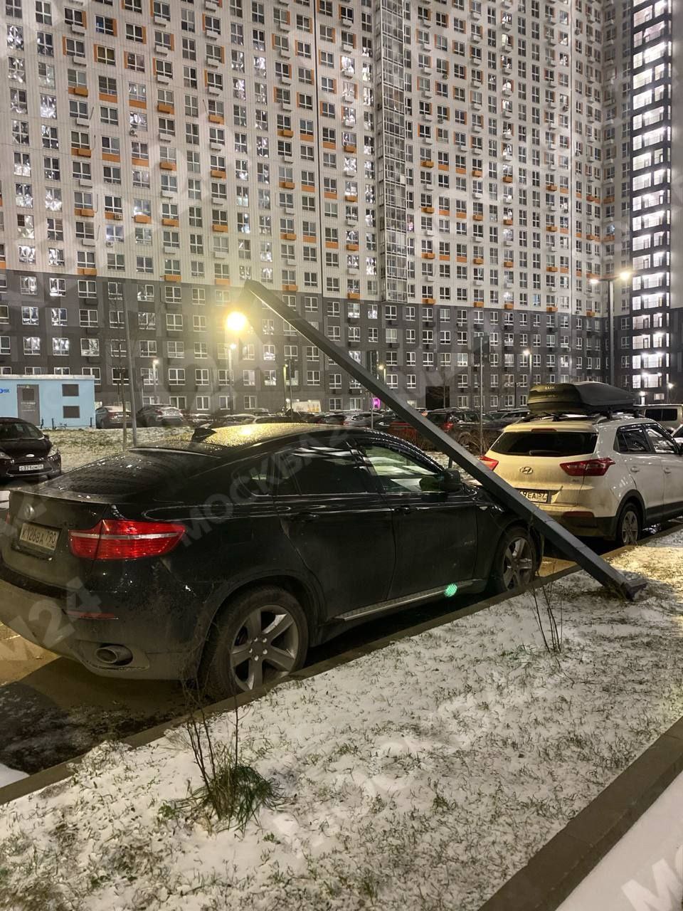 В ЖК «Люберецкий» электрический столб уже больше суток лежит на автомобиле под напряжением В ЖК «Люберецкий» электрический столб уже больше суток лежит на автомобиле под напряжением