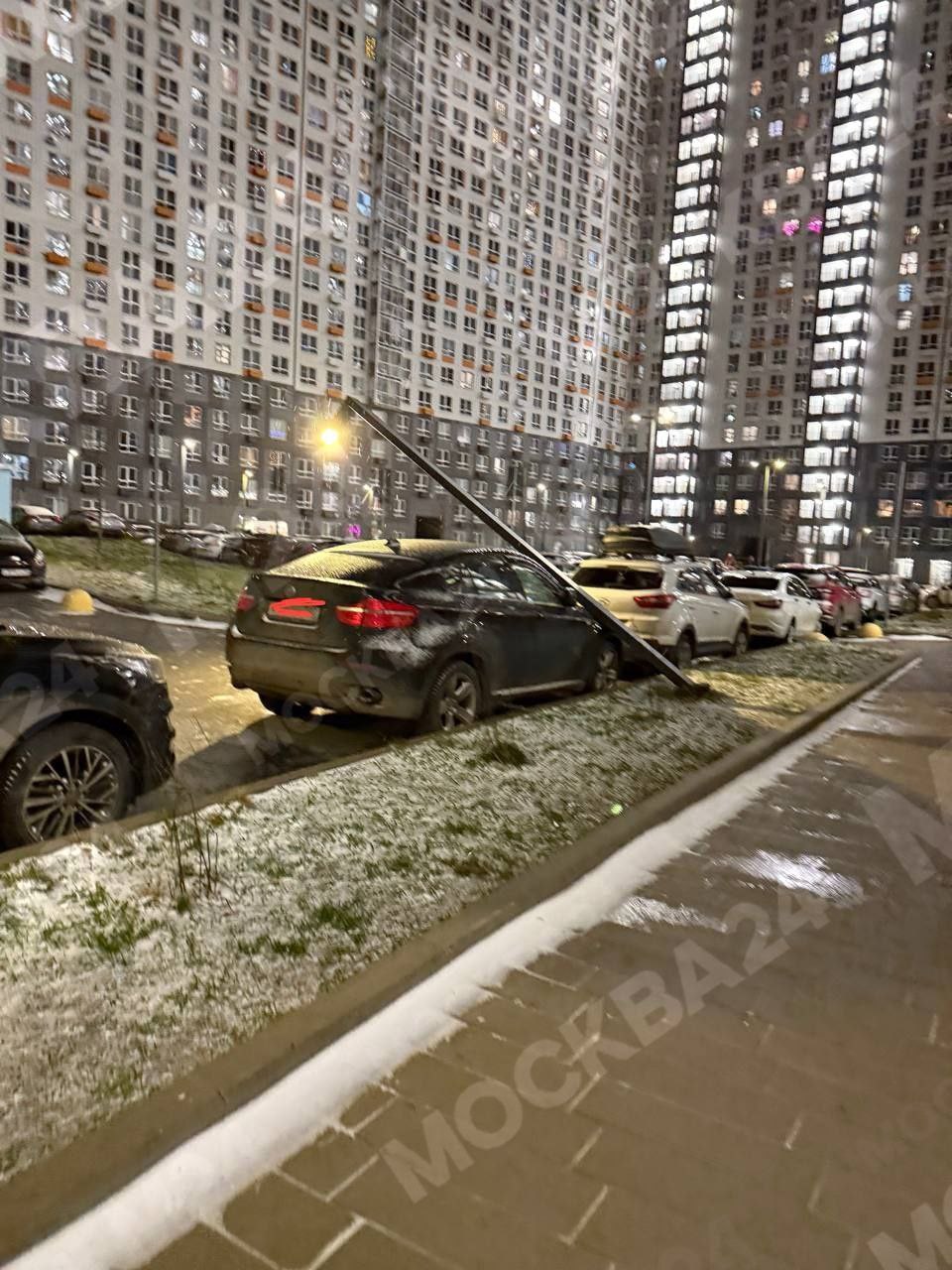 В ЖК «Люберецкий» электрический столб уже больше суток лежит на автомобиле под напряжением В ЖК «Люберецкий» электрический столб уже больше суток лежит на автомобиле под напряжением