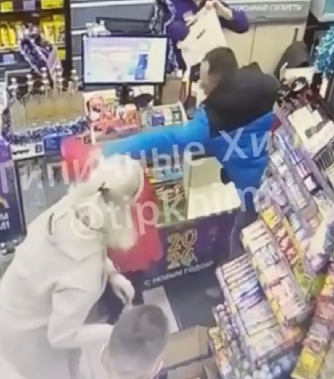 «Отец года» несколько раз ударил девятилетнюю дочь у кассы магазина в Химках «Отец года» несколько раз ударил девятилетнюю дочь у кассы магазина в Химках