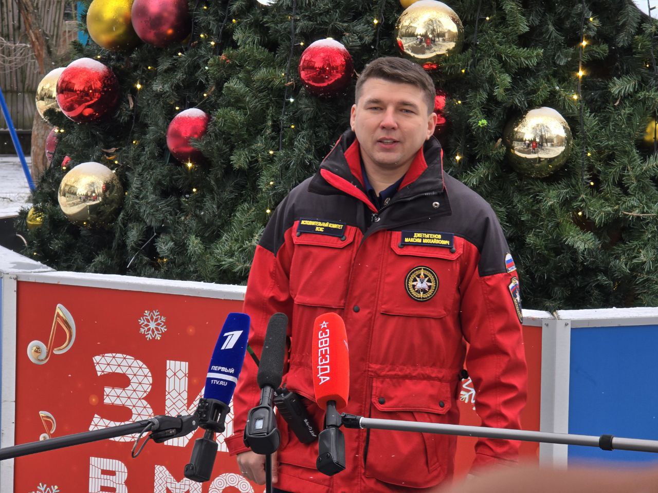 Столичные парламентарии приняли участие в первом в этом году «Десанте Дедов Морозов» Столичные парламентарии приняли участие в первом в этом году «Десанте Дедов Морозов»