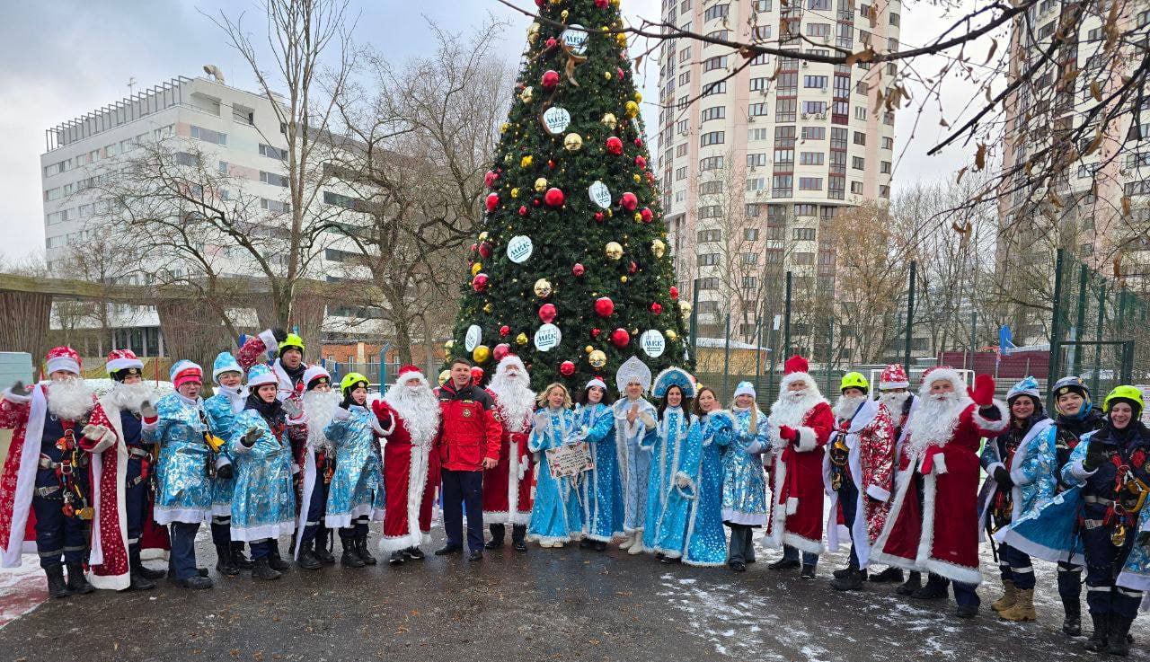 Столичные парламентарии приняли участие в первом в этом году «Десанте Дедов Морозов» Столичные парламентарии приняли участие в первом в этом году «Десанте Дедов Морозов»