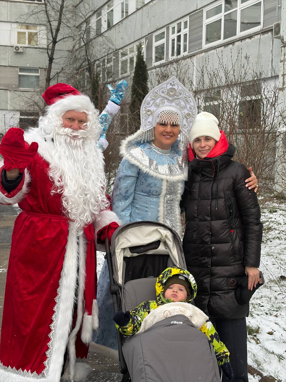 Столичные парламентарии приняли участие в первом в этом году «Десанте Дедов Морозов» Столичные парламентарии приняли участие в первом в этом году «Десанте Дедов Морозов»