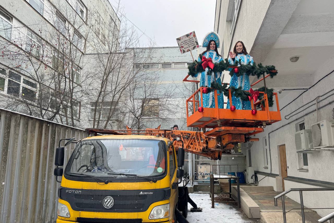 Столичные парламентарии приняли участие в первом в этом году «Десанте Дедов Морозов» Столичные парламентарии приняли участие в первом в этом году «Десанте Дедов Морозов»