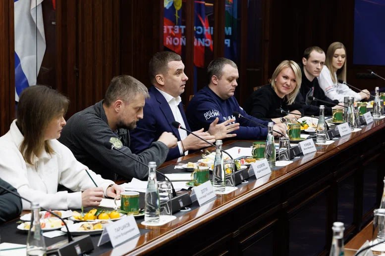 После встречи с военными корреспондентами министр обороны России провел встречу с волонтерами После встречи с военными корреспондентами министр обороны России провел встречу с волонтерами