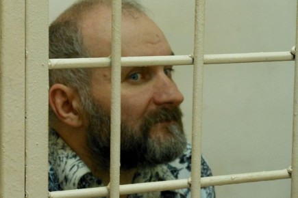 Суд Нижнего Новгорода на полгода продлил принудительное лечение Анатолию Москвину, которого в народе прозвали «кукольником» — за то, что он выкапывал тела девочек из могил и делал из них мумии