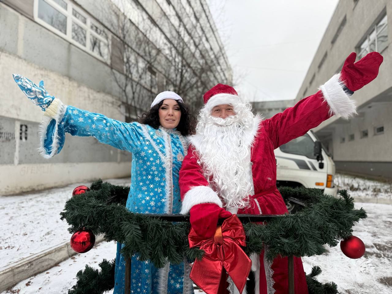 Столичные парламентарии приняли участие в первом в этом году «Десанте Дедов Морозов» Столичные парламентарии приняли участие в первом в этом году «Десанте Дедов Морозов»