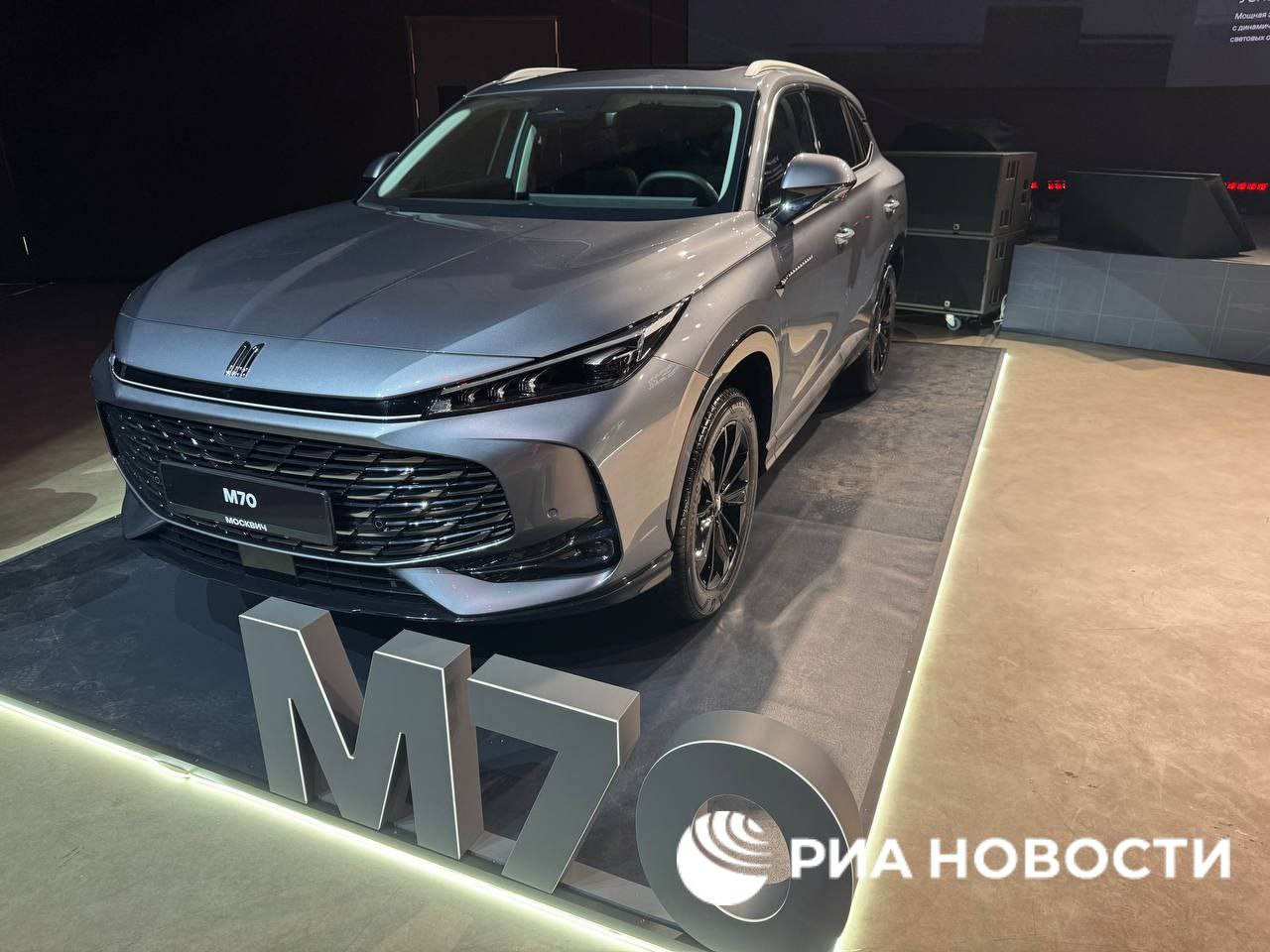 "Москвич" для новых моделей авто (на фото) изменил привычную эмблему, трансформировав ее в букву "М" в виде кремлевских зубцов, заметил корреспондент РИА Новости "Москвич" для новых моделей авто (на фото) изменил привычную эмблему, трансформировав ее в букву "М" в виде кремлевских зубцов, заметил корреспондент РИА Новости