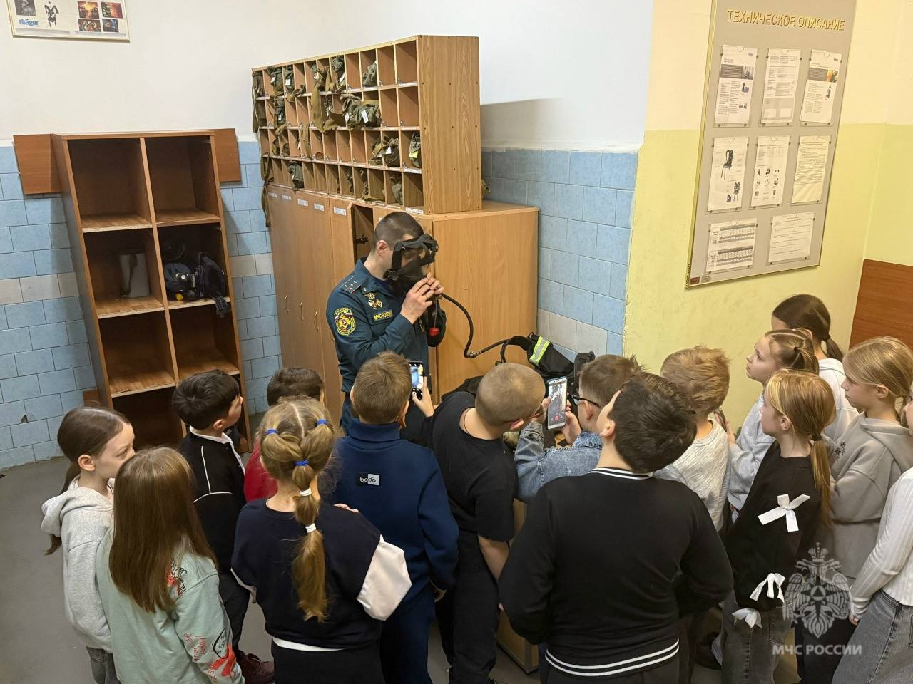 Юные гости в пожарной части Юные гости в пожарной части