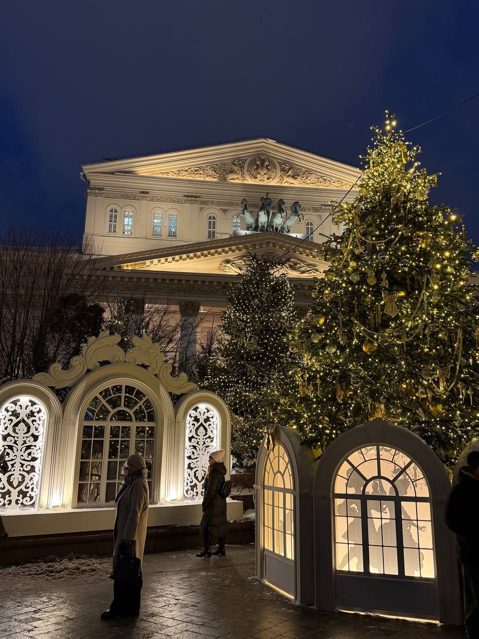 Если посмотреть на эти фото, в голове начнёт звучать Чайковский, а ноги сами понесут к Большому театру Если посмотреть на эти фото, в голове начнёт звучать Чайковский, а ноги сами понесут к Большому театру