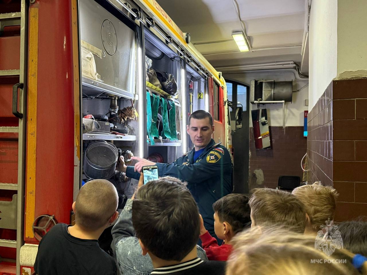 Юные гости в пожарной части Юные гости в пожарной части